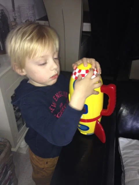 M. druk aan het spelen! 