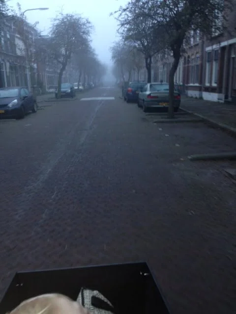 Op de bakfiets onderweg naar school! 