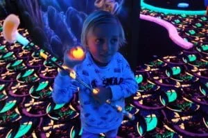 glow in the dark_midgetgolf_review_rotterdam_mamablogger_mama_blog_persoonlijk_