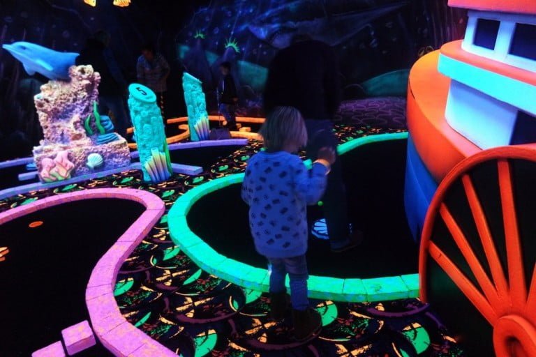 Mama Blogger Middagje Glow In The Dark Minigolf   SAM 0735 768x512 