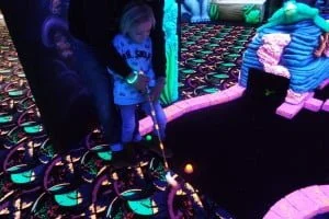 glow in the dark_midgetgolf_review_rotterdam_mamablogger_mama_blog_persoonlijk_