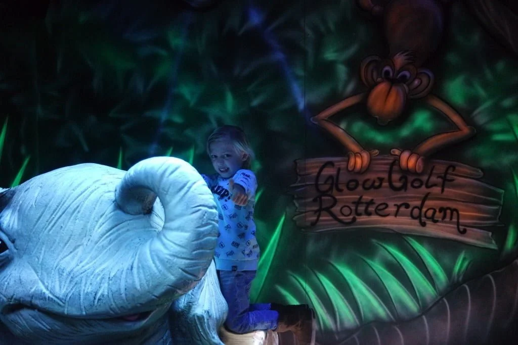 Een middagje glow in the dark minigolf!