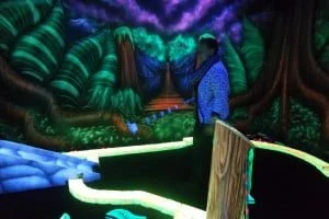 glow in the dark_midgetgolf_review_rotterdam_mamablogger_mama_blog_persoonlijk_