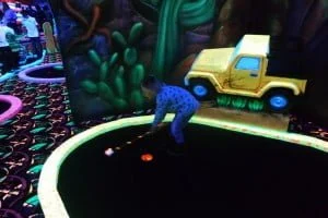 glow in the dark_midgetgolf_review_rotterdam_mamablogger_mama_blog_persoonlijk_