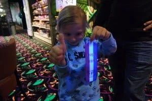 glow in the dark_midgetgolf_review_rotterdam_mamablogger_mama_blog_persoonlijk_
