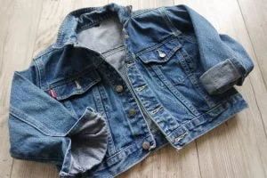 spijkerjasje_DIY_budget_patches_kidsfashion_tweedehands_mamablogger_ koopje_vintage_strijkapplicaties_mamablogger