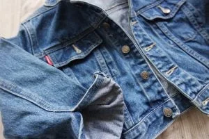 spijkerjasje_DIY_budget_patches_kidsfashion_tweedehands_mamablogger_ koopje_vintage_strijkapplicaties_mamablogger