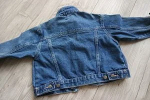 spijkerjasje_DIY_budget_patches_kidsfashion_tweedehands_mamablogger_ koopje_vintage_strijkapplicaties_mamablogger