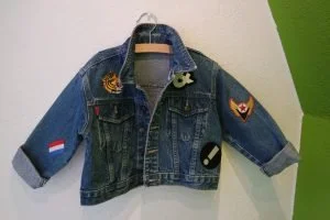 spijkerjasje_DIY_budget_patches_kidsfashion_tweedehands_mamablogger_ koopje_vintage_strijkapplicaties_mamablogger