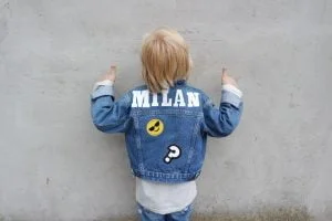 spijkerjasje_DIY_budget_patches_kidsfashion_tweedehands_mamablogger_ koopje_vintage_strijkapplicaties_mamablogger