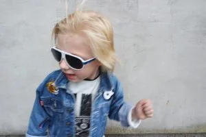 spijkerjasje_DIY_budget_patches_kidsfashion_tweedehands_mamablogger_ koopje_vintage_strijkapplicaties_mamablogger