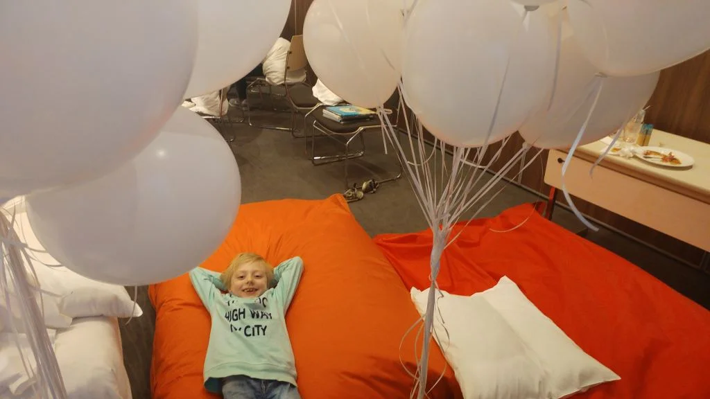 novotel bedtime stories_Brussel_mamablogger_weekendje weg_trein_voorlezen_persreisje_