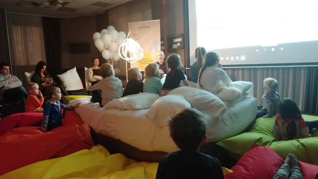 novotel bedtime stories_Brussel_mamablogger_weekendje weg_trein_voorlezen_persreisje_