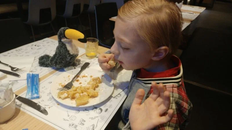 novotel bedtime stories_Brussel_mamablogger_weekendje weg_trein_voorlezen_persreisje_