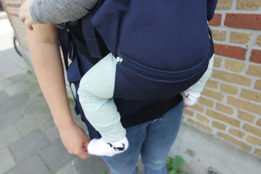 Erkend door het Internationale Instituut voor Heup Dysplasie; als een draagzak met een gezonde ondersteuning van de heupen