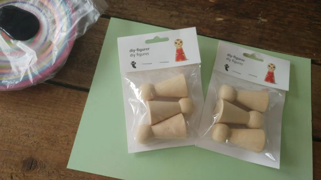 geboortepoppetjes_houten kegelpoppetjes_flying tiger_diy_budget_mamablogger_baby_versiering_cadeautje_