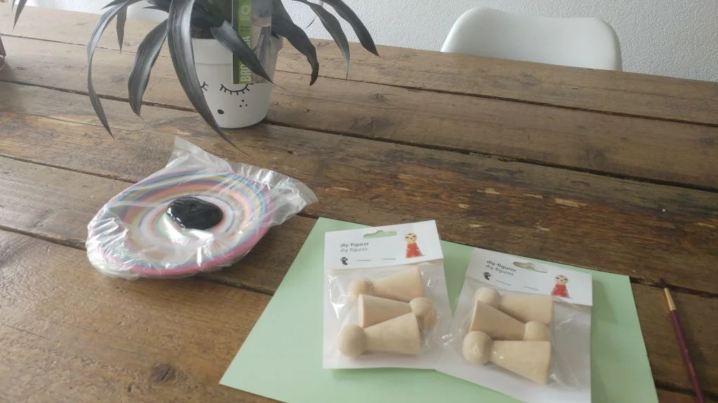 geboortepoppetjes_houten kegelpoppetjes_flying tiger_diy_budget_mamablogger_baby_versiering_cadeautje_