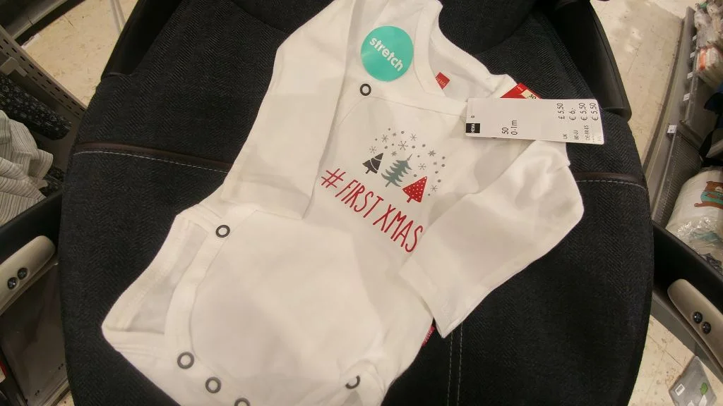 baby's eerste kerst_kleertjes_hema_foute kersttrui_kerstkleding_mamablogger_tip_kerst_marisca_babykleding