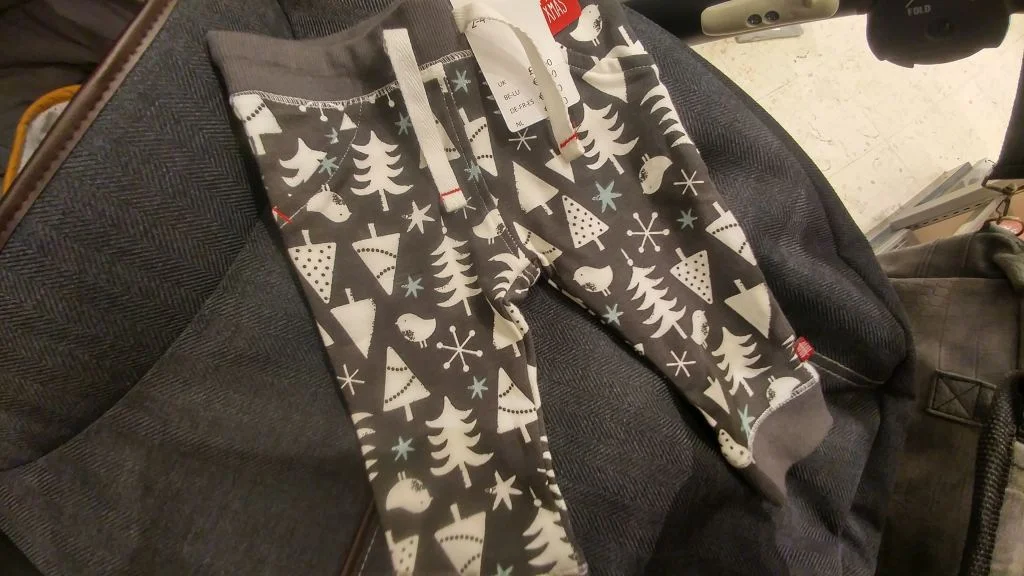 baby's eerste kerst_kleertjes_hema_foute kersttrui_kerstkleding_mamablogger_tip_kerst_marisca_babykleding