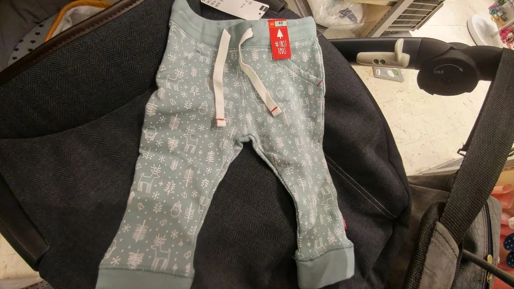 baby's eerste kerst_kleertjes_hema_foute kersttrui_kerstkleding_mamablogger_tip_kerst_marisca_babykleding