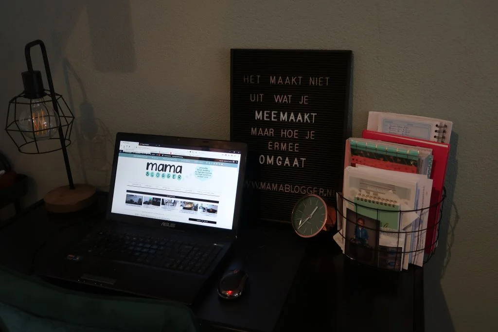 werkplek_mamablogger_industrieel_karwei_letterbord_mamablogger_marisca_