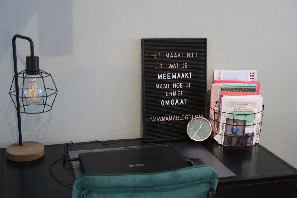 werkplek_mamablogger_industrieel_karwei_letterbord_mamablogger_marisca_