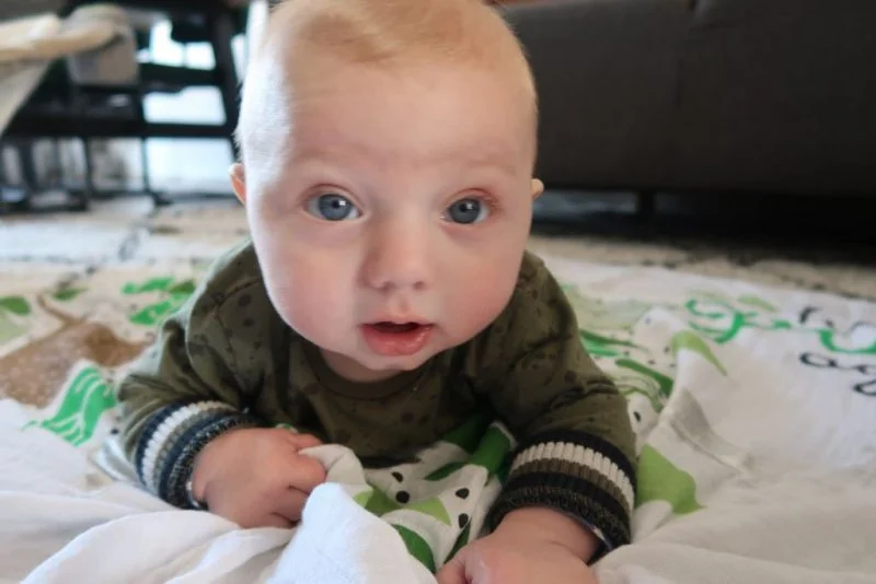 Floris_5 maanden_baby_mamablogger_Marisca_persoonlijk_