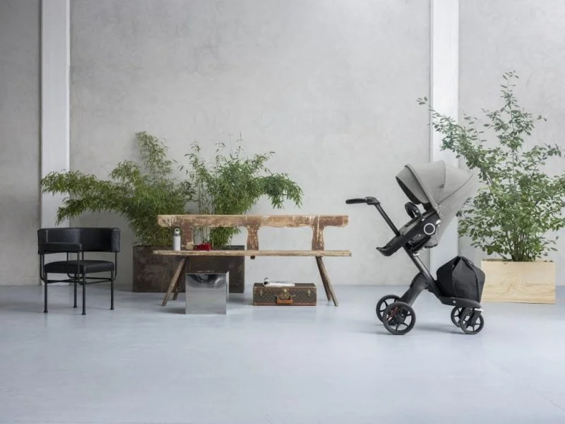 Ergonomische zitting De luxueuze, met dons gevoerde zitting is voorzien van een met kunstleer beklede beschermbeugel, die tevens dient als draaghandvat voor de reiswieg. De hoogteverstelbaarheid waar de Stokke Xplory om bekend staat, is verbeterd om je kindje nog beter te ondersteunen. Zelfs de kleinste baby's kunnen hierdoor lekker comfortabel liggen. Ook is de overkapping verlengd, om je kindje extra schaduw en bescherming te bieden als het buiten warmer wordt. De voetsteun is samen met een fysiotherapeut ontwikkeld en zo ontworpen om baby's optimale steun aan hun benen te geven. Kleine bungelende beentjes worden hiermee vermeden, hoe oud of groot je kindje ook is. De in hoogte verstelbare zitting zorgt er daarnaast voor dat je je kleintje zo hoog kunt zetten dat je elkaar in de ogen kunt kijken!