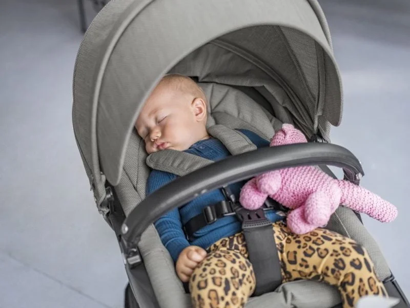 Ergonomische zitting De luxueuze, met dons gevoerde zitting is voorzien van een met kunstleer beklede beschermbeugel, die tevens dient als draaghandvat voor de reiswieg. De hoogteverstelbaarheid waar de Stokke Xplory om bekend staat, is verbeterd om je kindje nog beter te ondersteunen. Zelfs de kleinste baby's kunnen hierdoor lekker comfortabel liggen. Ook is de overkapping verlengd, om je kindje extra schaduw en bescherming te bieden als het buiten warmer wordt. De voetsteun is samen met een fysiotherapeut ontwikkeld en zo ontworpen om baby's optimale steun aan hun benen te geven. Kleine bungelende beentjes worden hiermee vermeden, hoe oud of groot je kindje ook is. De in hoogte verstelbare zitting zorgt er daarnaast voor dat je je kleintje zo hoog kunt zetten dat je elkaar in de ogen kunt kijken!