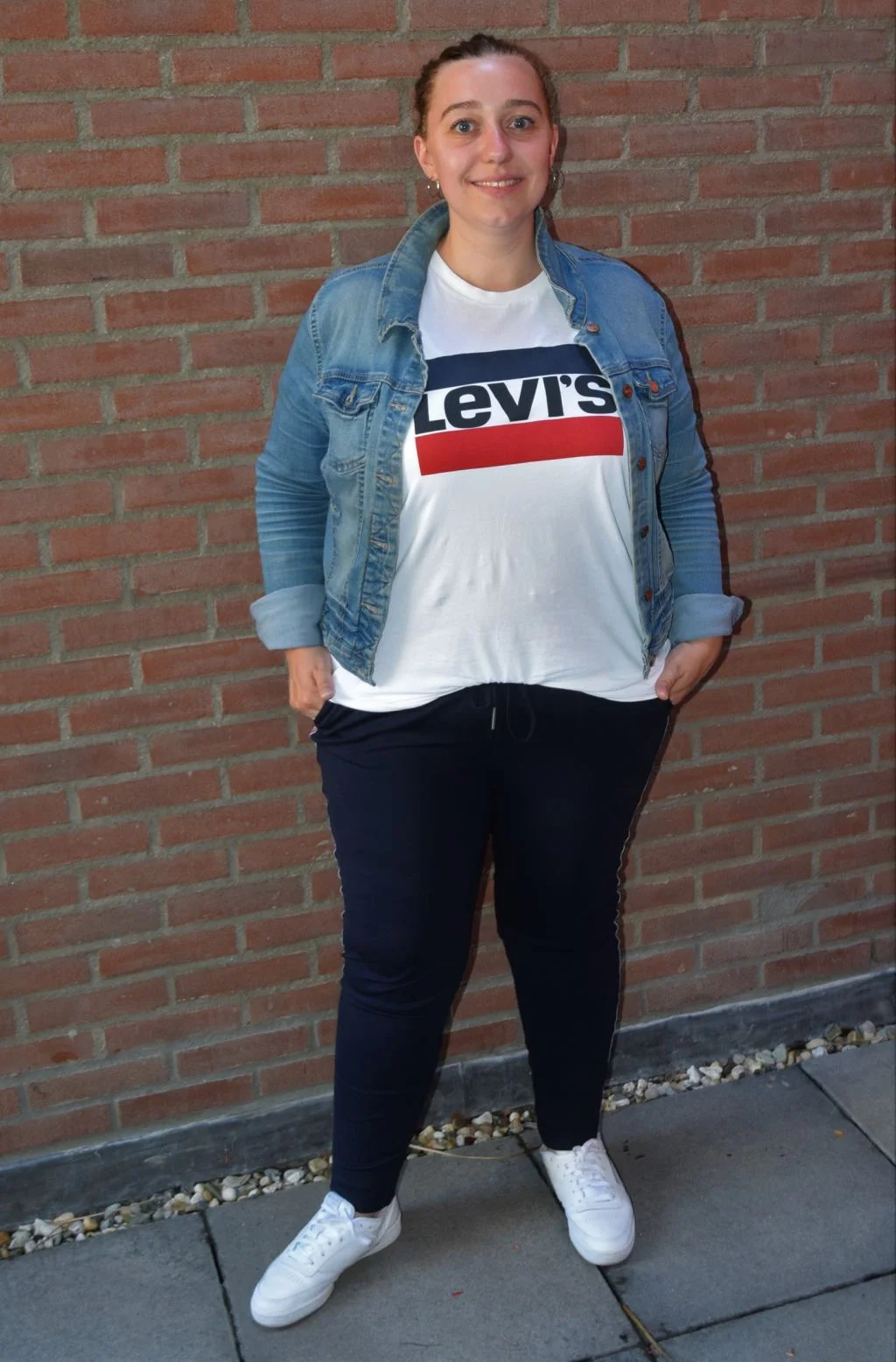 moms outfit_sportief_mamablogger_outfitpost_Only_Levi's_Reebok_