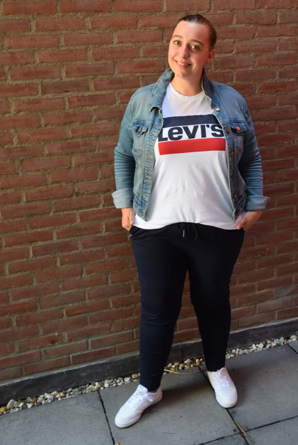 moms outfit_sportief_mamablogger_outfitpost_Only_Levi's_Reebok_