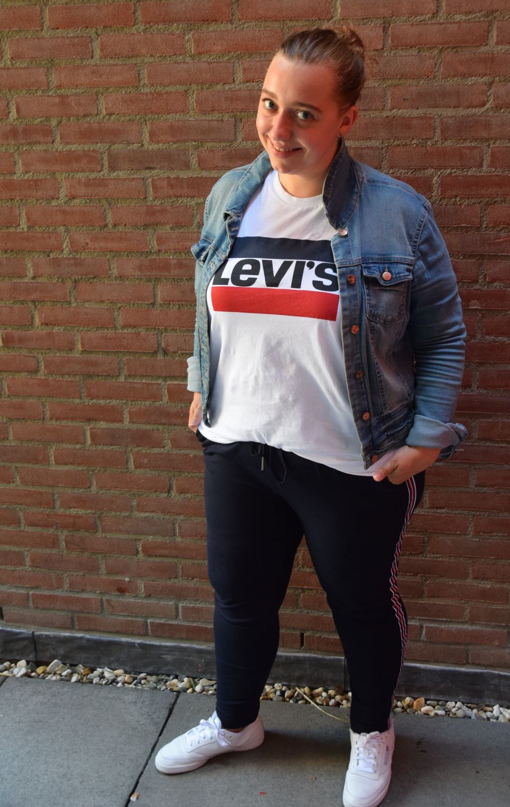 moms outfit_sportief_mamablogger_outfitpost_Only_Levi's_Reebok_
