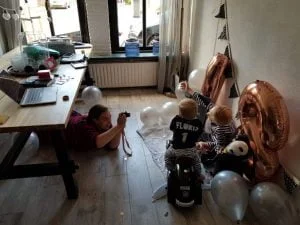 birthday boys_decor_fotoshoot_mamablogger_verjaardagen_uitnodigingen_zwart/wit_