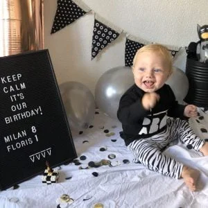 birthday boys_decor_fotoshoot_mamablogger_verjaardagen_uitnodigingen_zwart/wit_