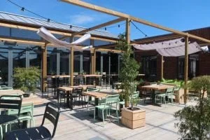 Hoe kindvriendelijk is het GuestHouse Hotel in Kaatsheuvel? Héél kindvriendelijk! Toen we ons in gingen checken werden we hartelijk ontvangen en kreeg Milan het pasje van de hotelkamer. We waren net drie minuten binnen en voor Milan kon het al niet meer stuk. Hij voelde zich erg verantwoordelijk voor dat pasje haha. Daarnaast kregen we drie muntjes om koffie/thee, warme chocolademelk of limonade mee te halen. Daarna was het tijd om naar onze hotelkamer te gaan. Naast onze bedden stond een opgemaakt babybedje voor Floris. 