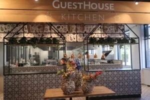 Hoe kindvriendelijk is het GuestHouse Hotel in Kaatsheuvel? Héél kindvriendelijk! Toen we ons in gingen checken werden we hartelijk ontvangen en kreeg Milan het pasje van de hotelkamer. We waren net drie minuten binnen en voor Milan kon het al niet meer stuk. Hij voelde zich erg verantwoordelijk voor dat pasje haha. Daarnaast kregen we drie muntjes om koffie/thee, warme chocolademelk of limonade mee te halen. Daarna was het tijd om naar onze hotelkamer te gaan. Naast onze bedden stond een opgemaakt babybedje voor Floris. 