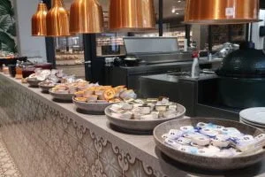 Hoe kindvriendelijk is het GuestHouse Hotel in Kaatsheuvel? Héél kindvriendelijk! Toen we ons in gingen checken werden we hartelijk ontvangen en kreeg Milan het pasje van de hotelkamer. We waren net drie minuten binnen en voor Milan kon het al niet meer stuk. Hij voelde zich erg verantwoordelijk voor dat pasje haha. Daarnaast kregen we drie muntjes om koffie/thee, warme chocolademelk of limonade mee te halen. Daarna was het tijd om naar onze hotelkamer te gaan. Naast onze bedden stond een opgemaakt babybedje voor Floris. 