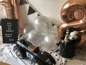 birthday boys_decor_fotoshoot_mamablogger_verjaardagen_uitnodigingen_zwart/wit_