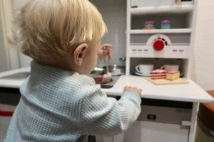 houten_speelkeukentje_speelkeukens_mamablogger_leeftijd_Hape_