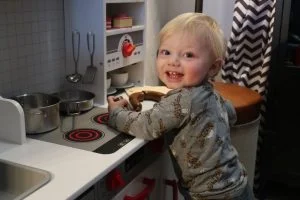 houten_speelkeukentje_speelkeukens_mamablogger_leeftijd_Hape_