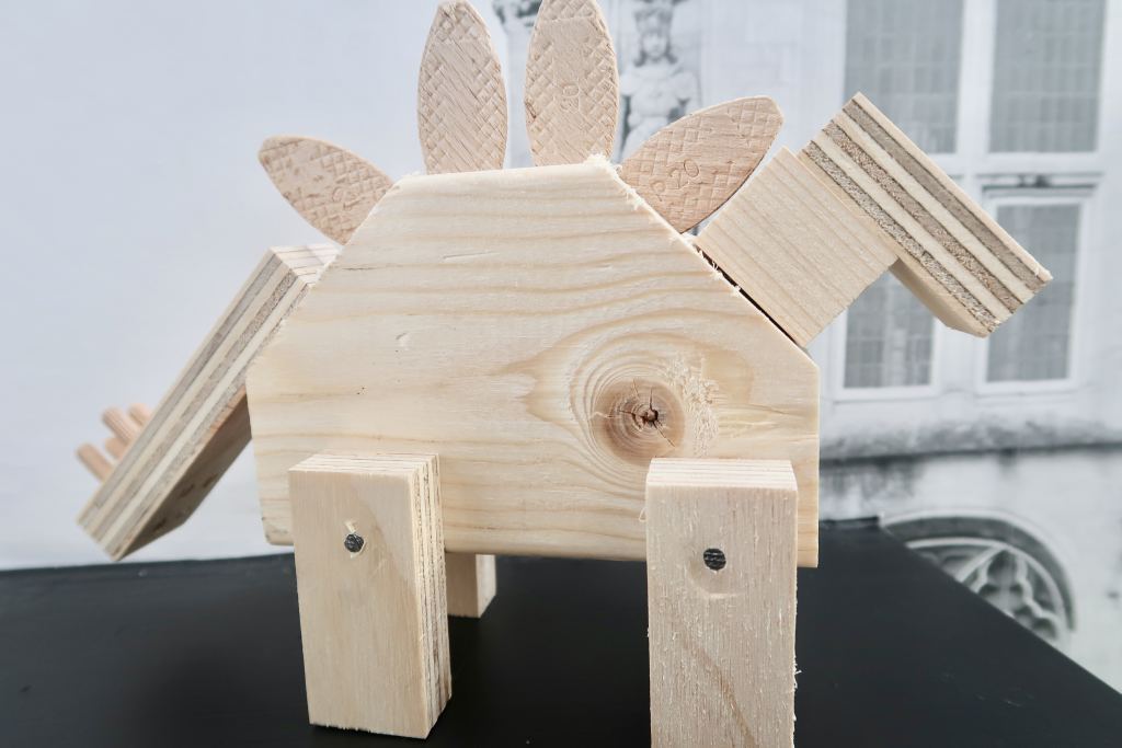 Musthave en te gek voor een kinderfeestje thuis; de houten DIY dino’s!