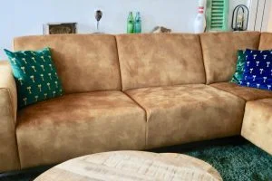 cognackleurige_bank_mamablogger_interieur_kinderen_vlekken_