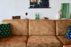 cognackleurige_bank_mamablogger_interieur_kinderen_vlekken_