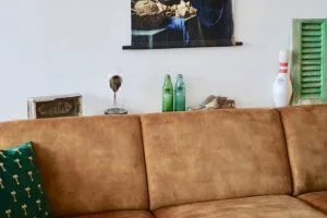 cognackleurige_bank_mamablogger_interieur_kinderen_vlekken_