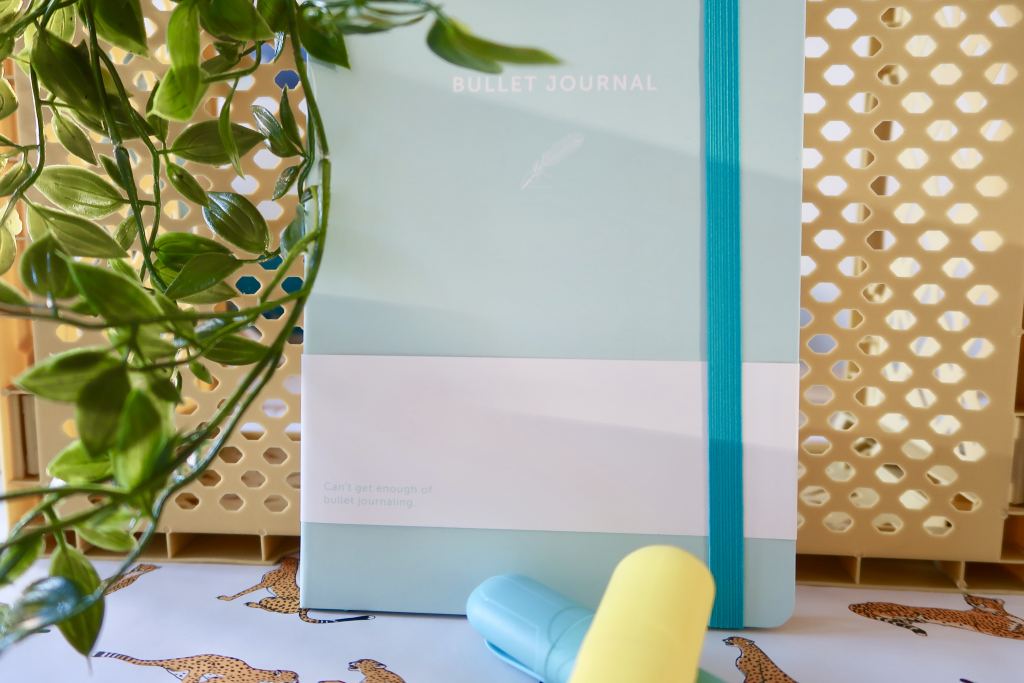 A-journal_agenda_bullet journal_notebook_planner_to do_mamablogger_stationery_