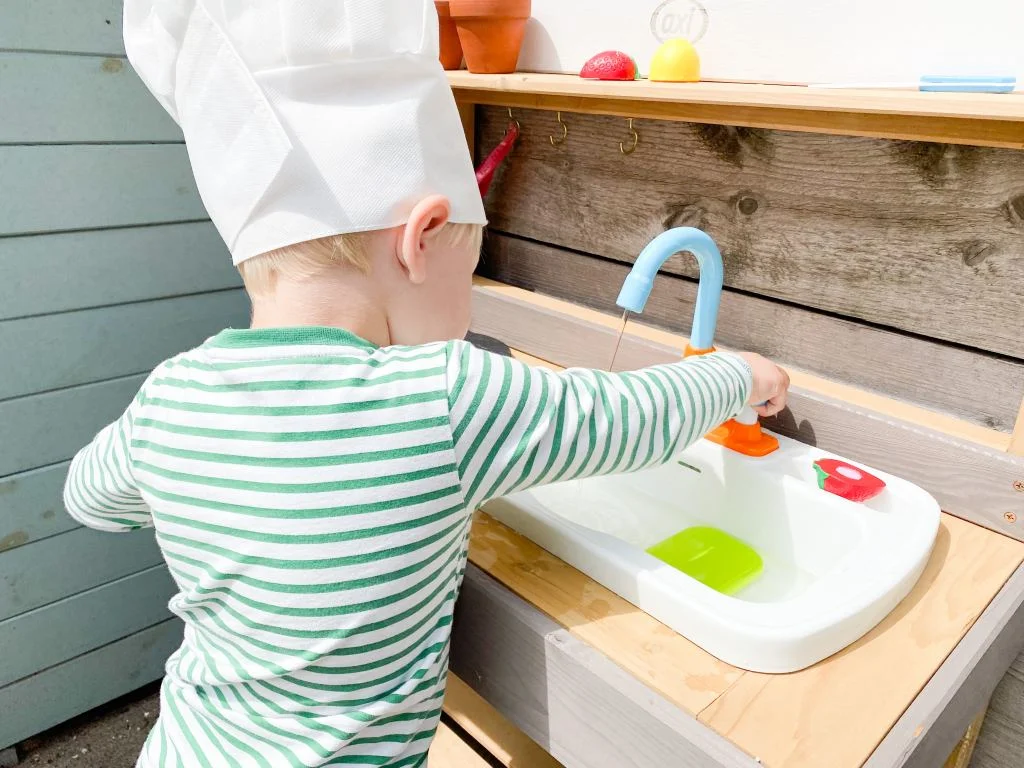 rosa_houten_speelkeuken_speelkeukentje_buitenspeelgoed_mamablogger_review_