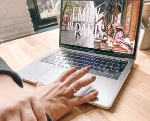 Emily in Paris_Netflix_review_serie_lifestyle_mamablogger_