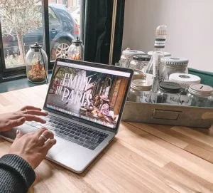 Emily in Paris_Netflix_review_serie_lifestyle_mamablogger_