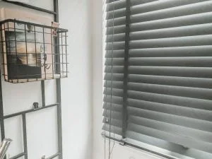 nieuw_houten jaloezieën_verhuizen_interieur_raambekleding_
