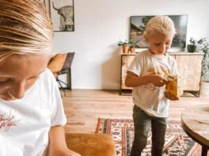 alleen naar de stad_loslaten_opvoeden_tiener_mamablogger_